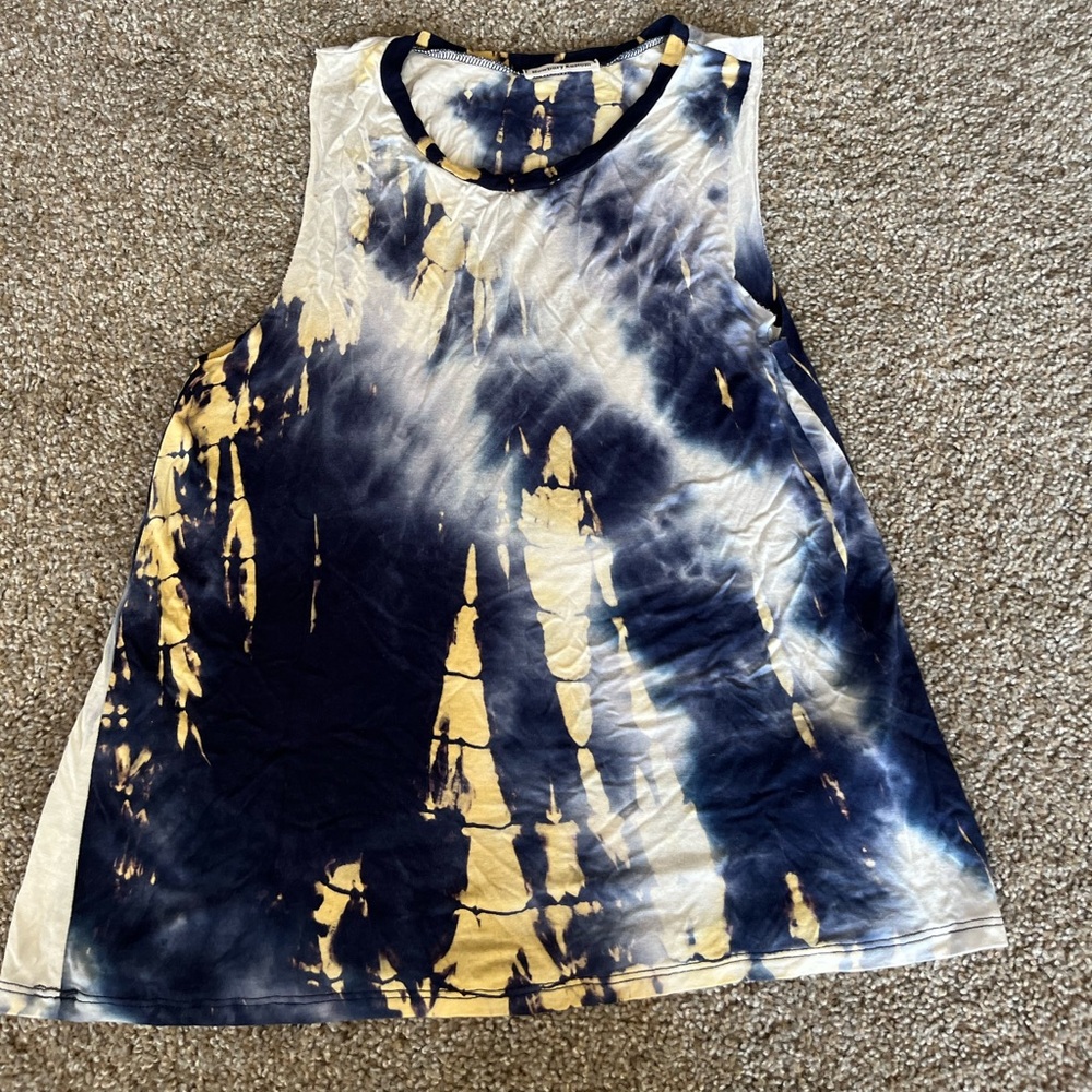 Sleeveless shirt.